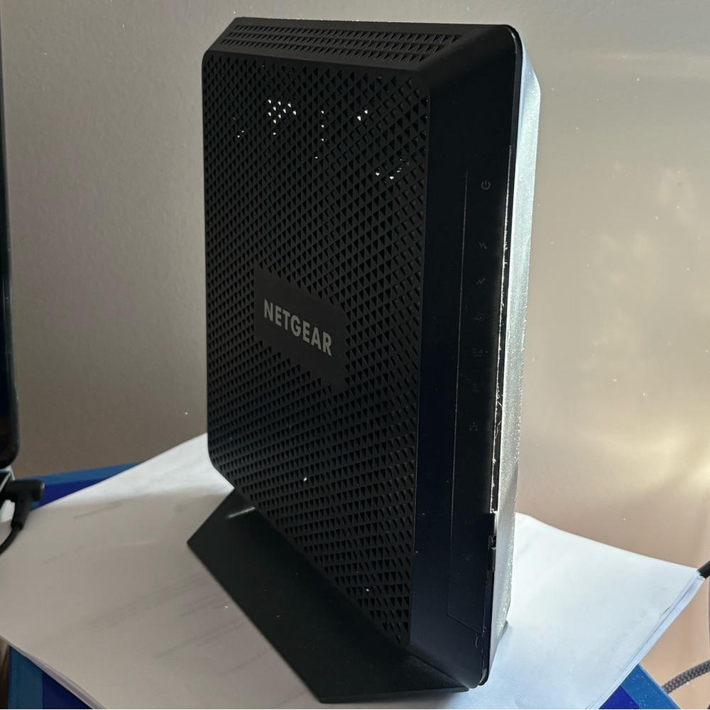 Netgear Nighthawk AC1900 WiFi Cable Modem Router (Model C7000) - Picture 3 of 4
